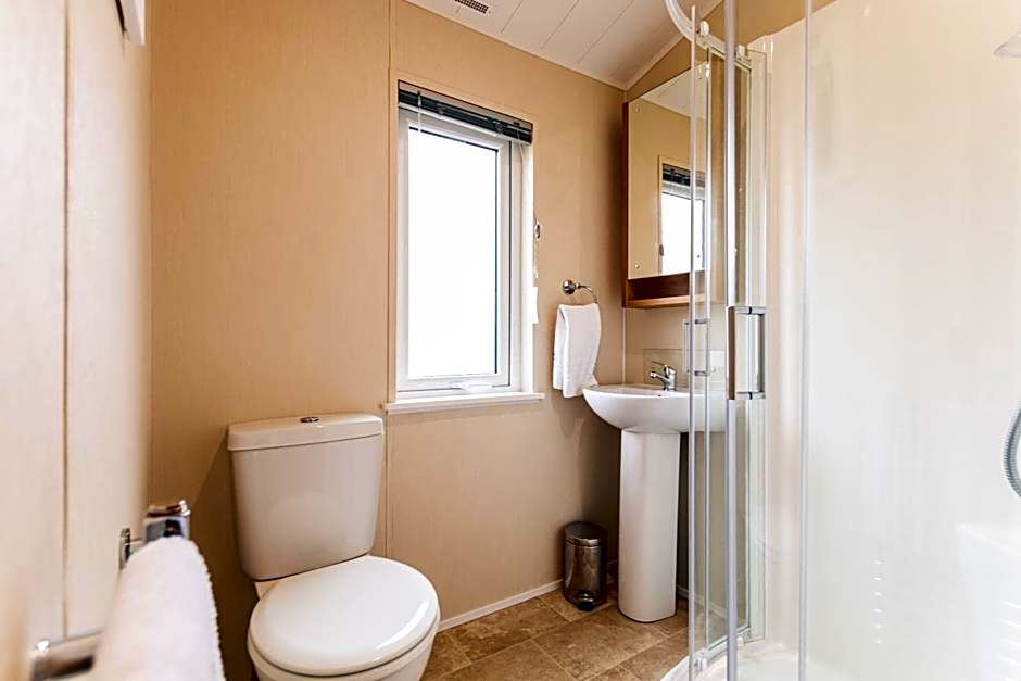 Heathery Lodge with Hot Tub