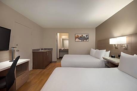 Studio with Two Queen Beds - Non-Smoking