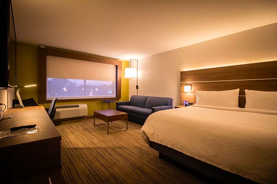 Holiday Inn Express And Suites Boston South - Randolph By IHG