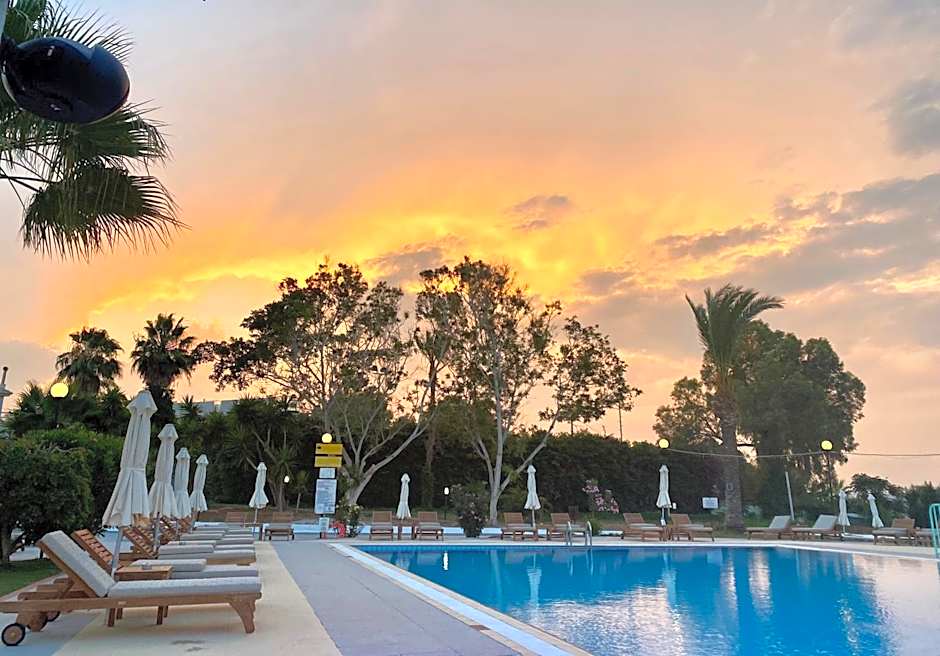 Adelais Bay Hotel