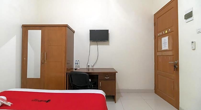 RedDoorz near Universitas Esa Unggul Bekasi Harapan Indah
