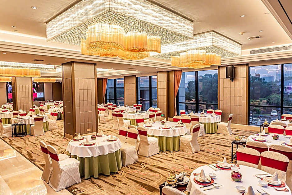HUALUXE Yangjiang City Center By IHG