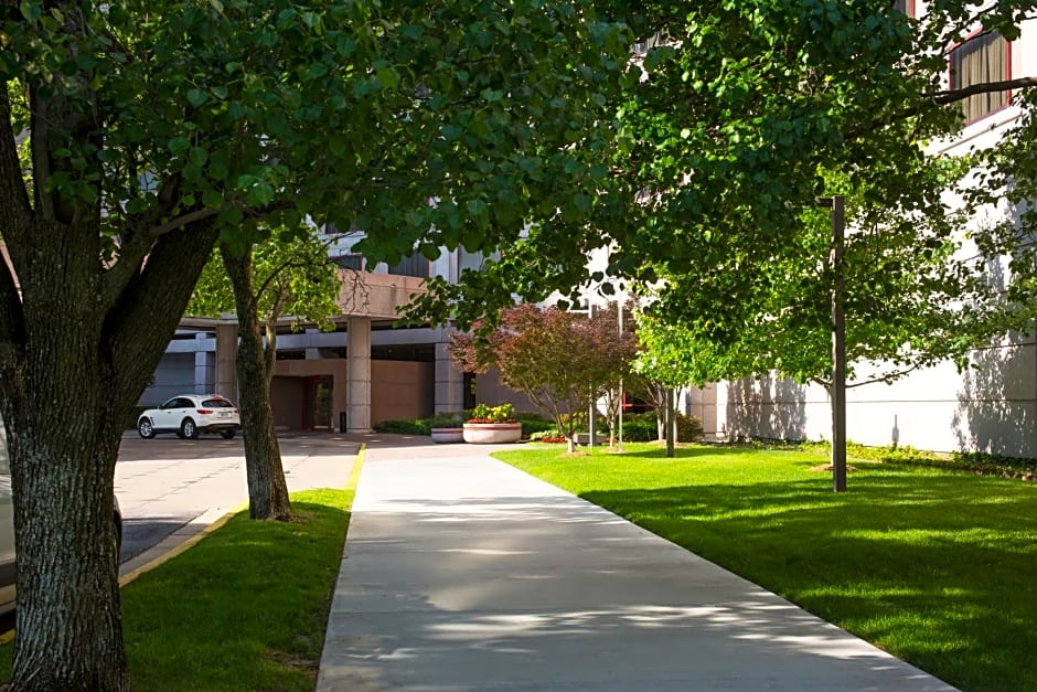 DoubleTree by Hilton Tulsa at Warren Place