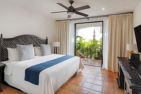 King Room with Terrace and Pool Access