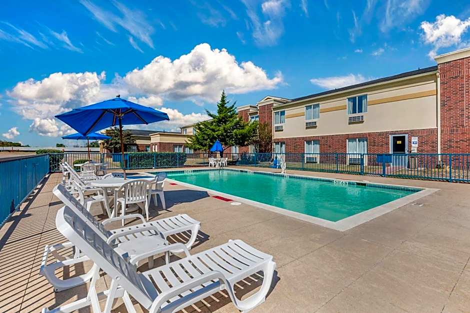 Comfort Inn & Suites Red Oak - Dallas Area