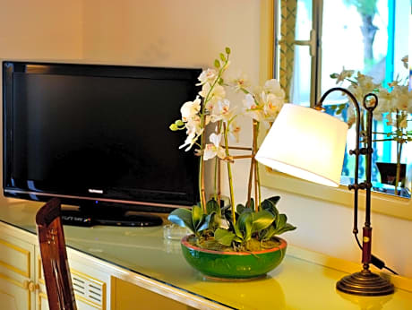 Family Room (2 Adults + 2 Children)