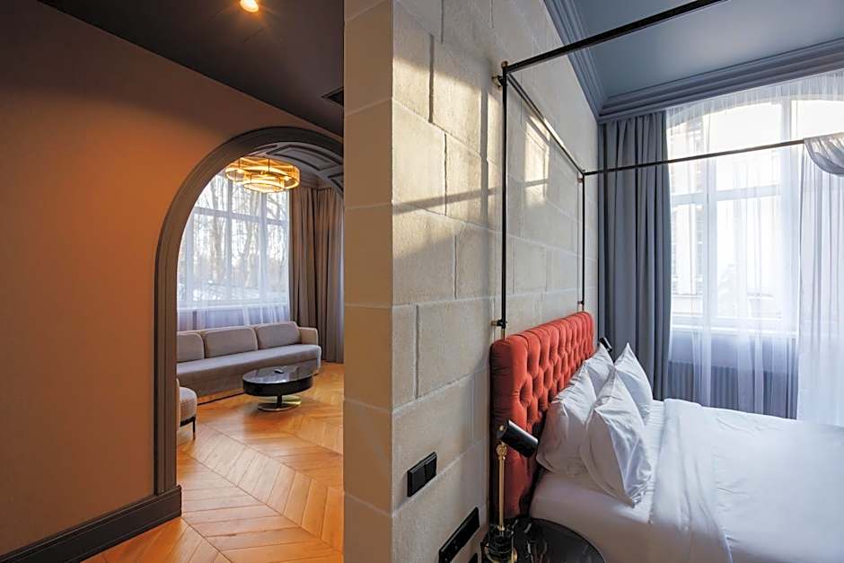 Lion's Castle Hotel