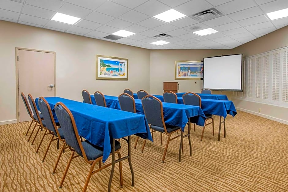 Comfort Suites Maingate East
