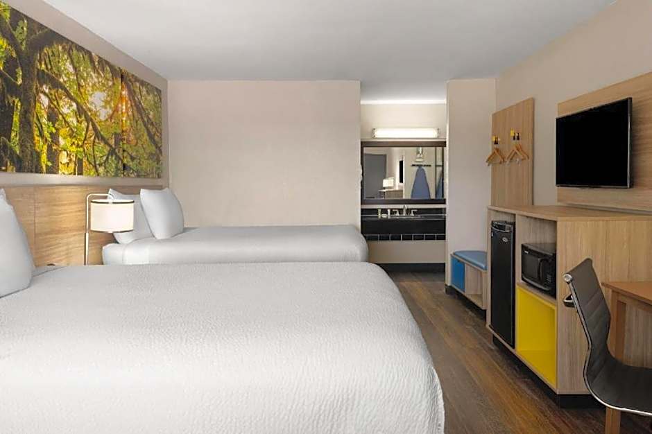 Days Inn & Suites by Wyndham Byram