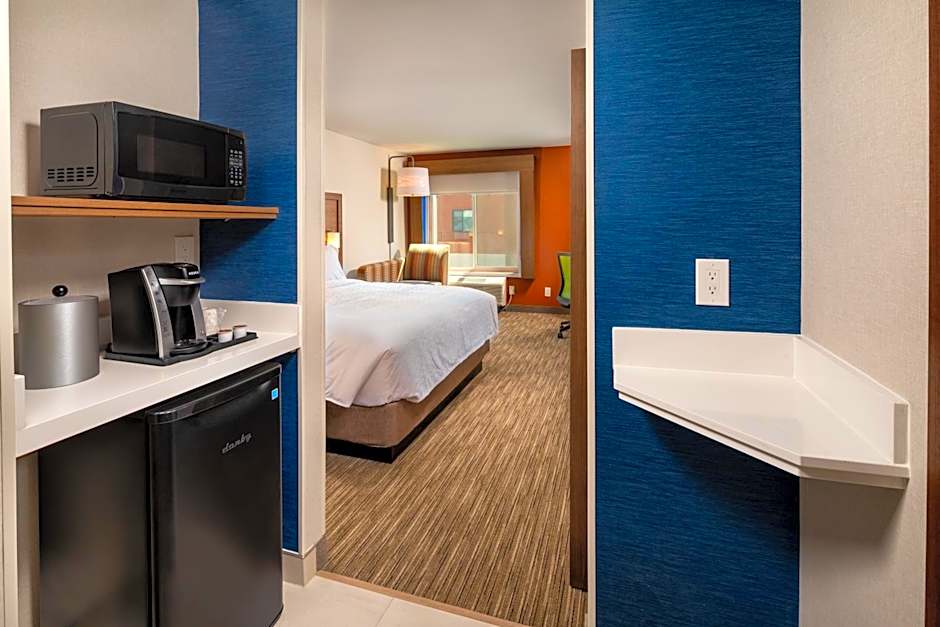 Holiday Inn Express and Suites Chatsworth By IHG