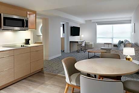 1 Bedroom Suite, 1 King, Sofa bed, City view