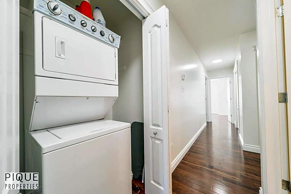 Tropical Oasis - King Beds - Free Netflix & Parking - Fast Wi-Fi