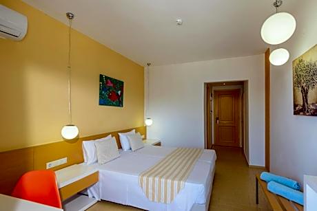 Double or Twin Room with Sea View