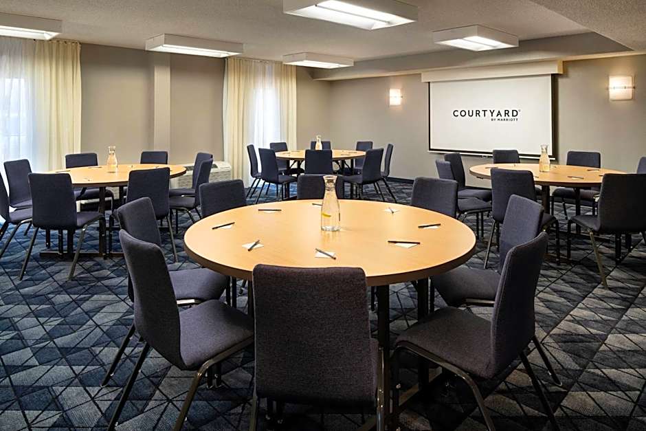 Courtyard by Marriott Bakersfield