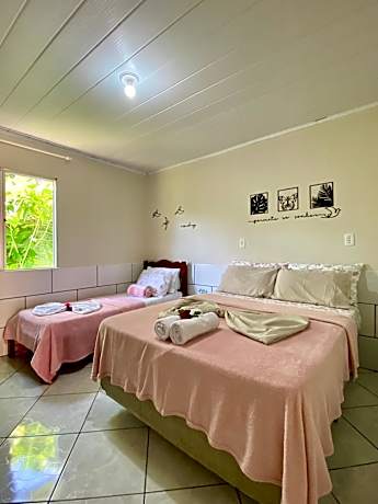 Casa acolhedora ideal para famílias, com Wi-Fi rápido, cozinha exclusiva e equipada, varanda com churrasqueira - A apenas 1 km da praia do bairro e 5 km da charmosa Praia da Vila