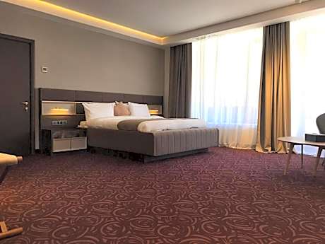 Deluxe King Suite