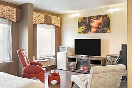 Deluxe Queen Suite - Non-Smoking