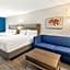 Holiday Inn Express & Suites Fairmont By IHG