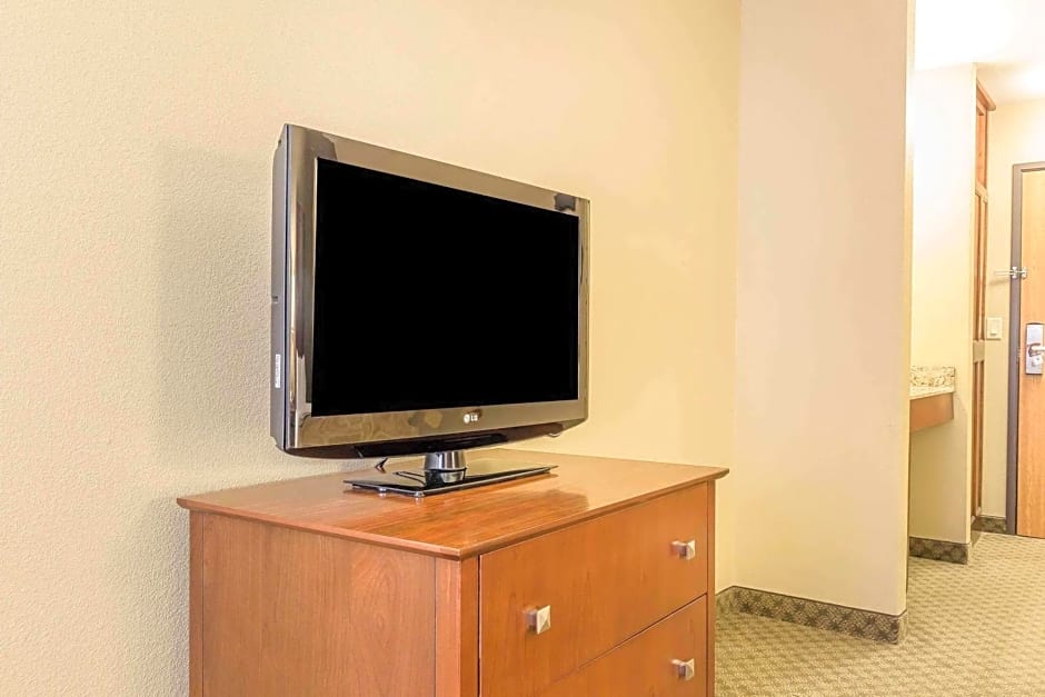 Comfort Inn & Suites East Moline near I-80