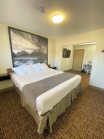 Deluxe King Suite - Non-Smoking