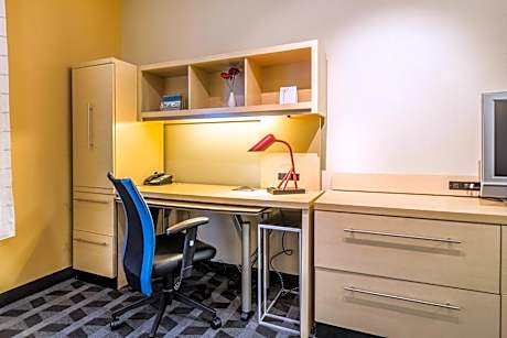One-Bedroom Queen Suite