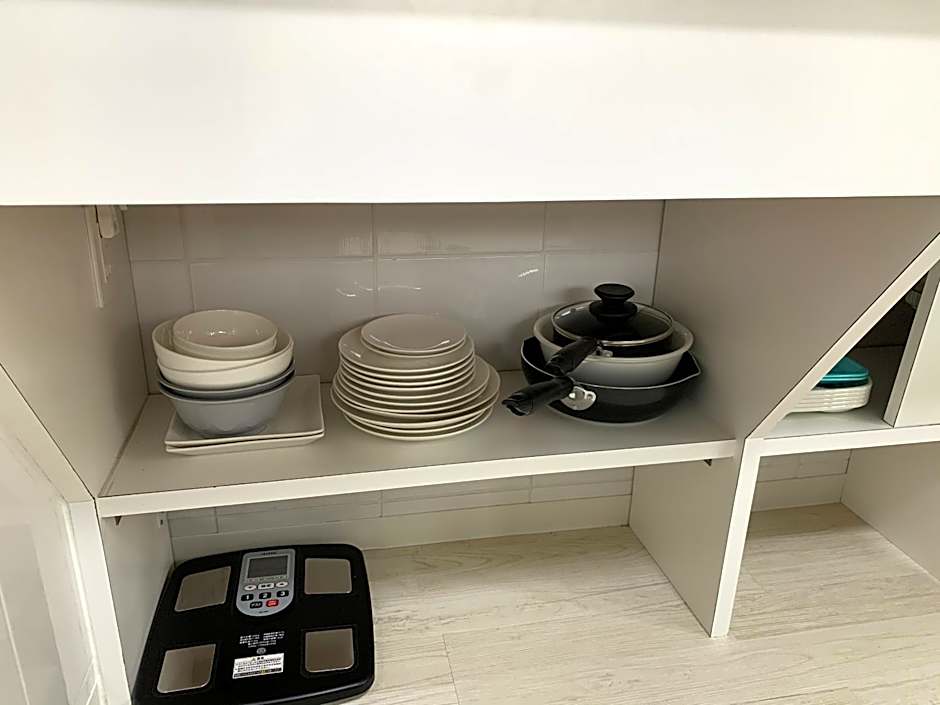 Maximum of 18 people can be rented in one building 3 minutes walk to Tomari Port 10 minutes drive to the airport No parking lot 30 seconds walk from paid parking lot warayunso port city May