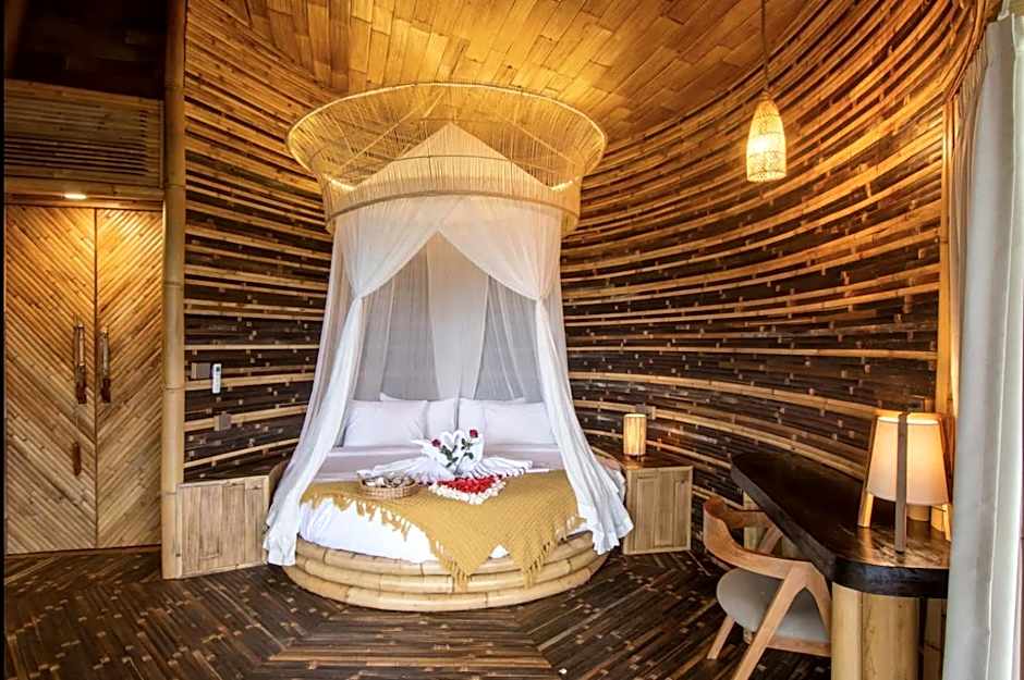 3 Bdr - Luxury Cliffside Bamboo Villa