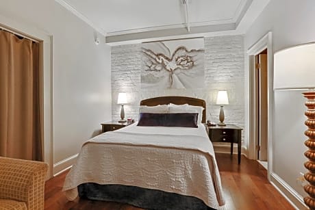 Intimate Queen Bed - No Window