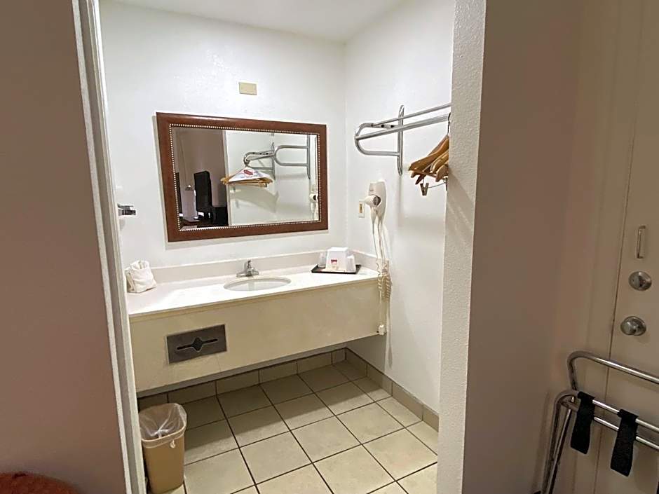 Desert Sands Inn & Suites
