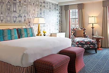 Deluxe King Room with Adapted Tub - Mobility Accessible