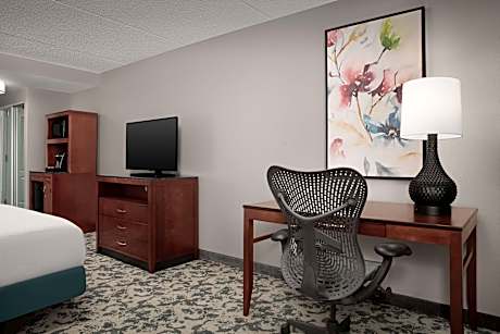 1 King Premium W/In-Room Drinks-Snacks