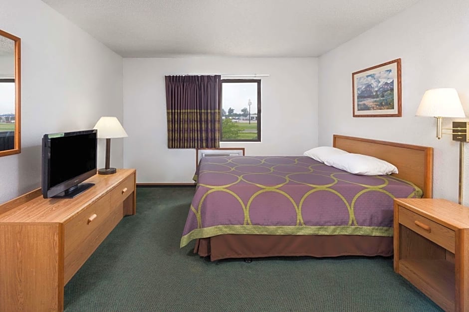Super 8 by Wyndham Kingdom City