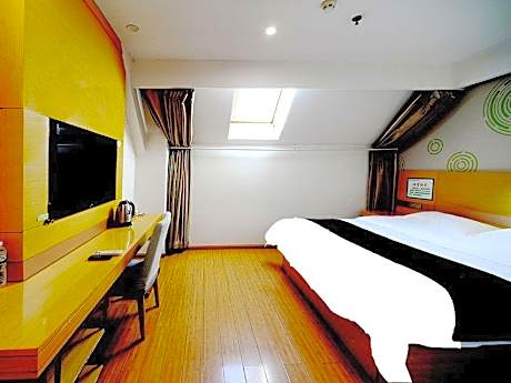 GTI - 1 Bed Guest Room, Skylight