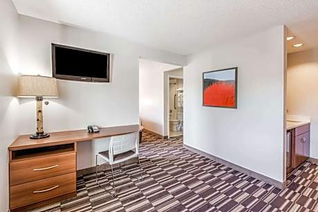 Queen Studio Suite - Non-Smoking