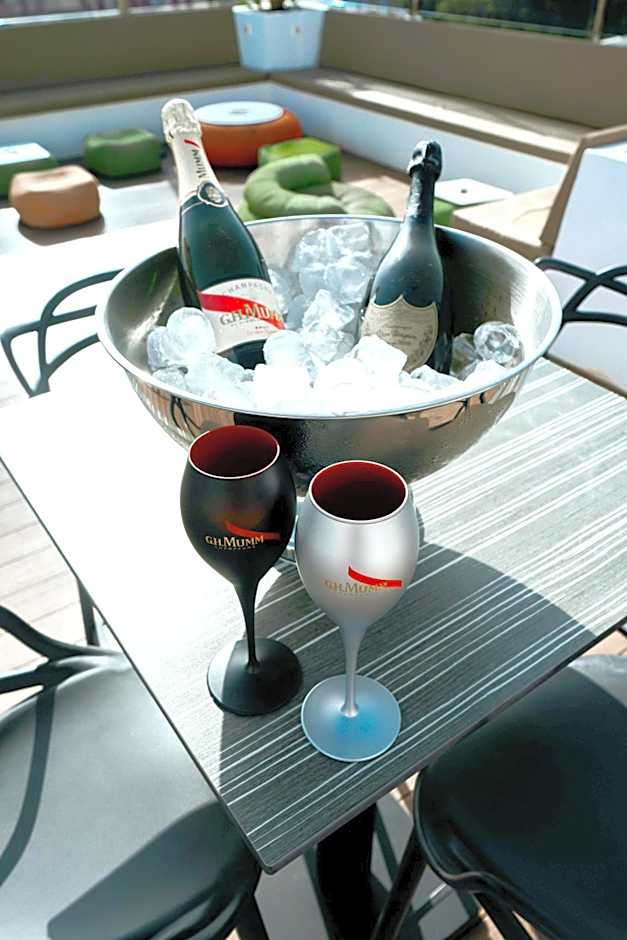 DAOS Suites & Terrace Marbella