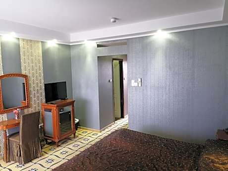 Standard Queen Room