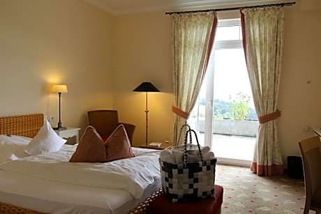 Single Room with Pool View