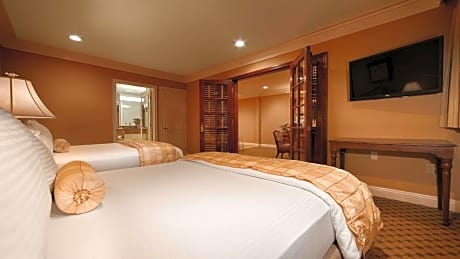 Queen Suite with Two Queen Beds and Jacuzzi - Non-Smoking