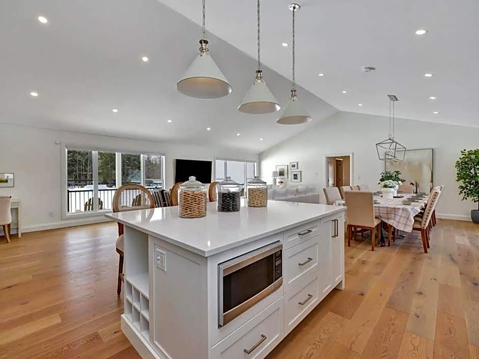 Gorgeous private retreat with hot tub