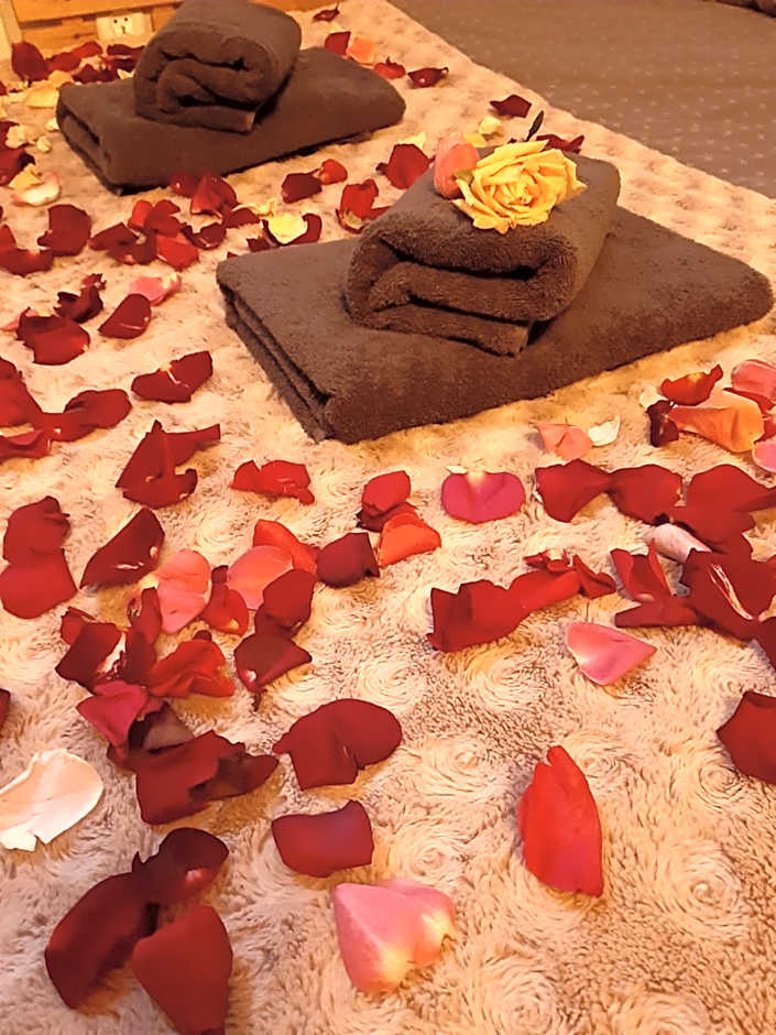 UNDERGROUND Jacuzzi Rooms