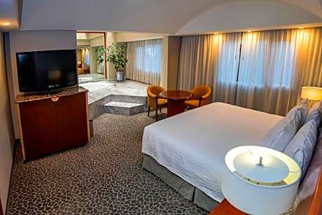 2 Bedroom Suite, Bedroom 1: 1 King, Bedroom 2: 1 Double