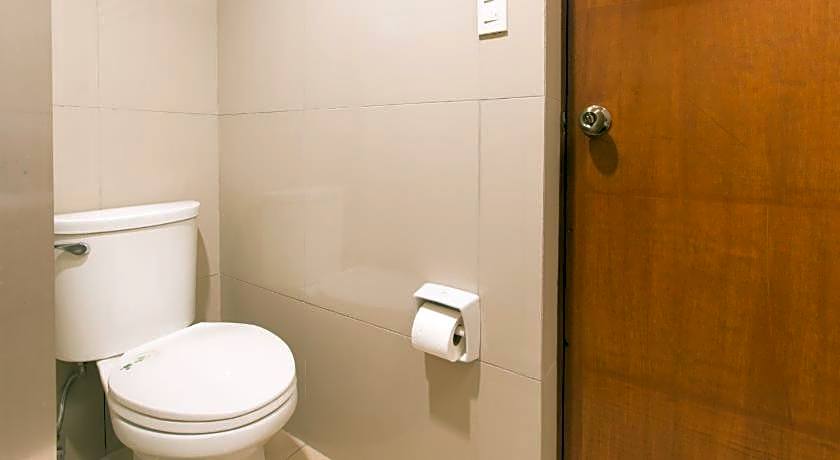 Reddoorz Plus @ Diola Villamonte Bacolod