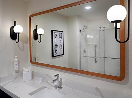 1 King Hearing Accessible