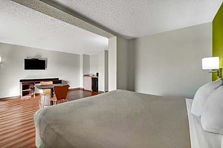 1 Queen Bed | Smoking, Micfridge