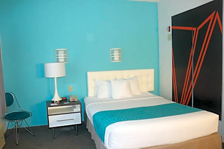 1 Queen Bed Mobility Accessible Room Non-Smoking