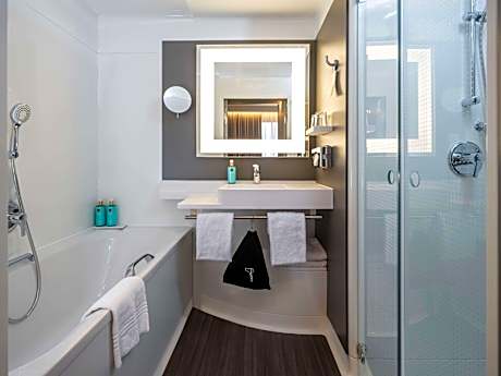 Junior Business Suite with 1 king-size bed