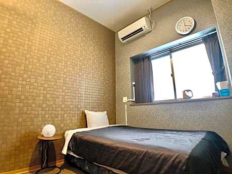 Small Double Room - Smoking