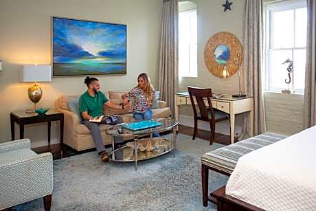 One-Bedroom Queen Suite with Street View - Stair Access Only