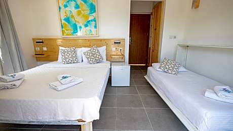Standard Triple Room with Sea View