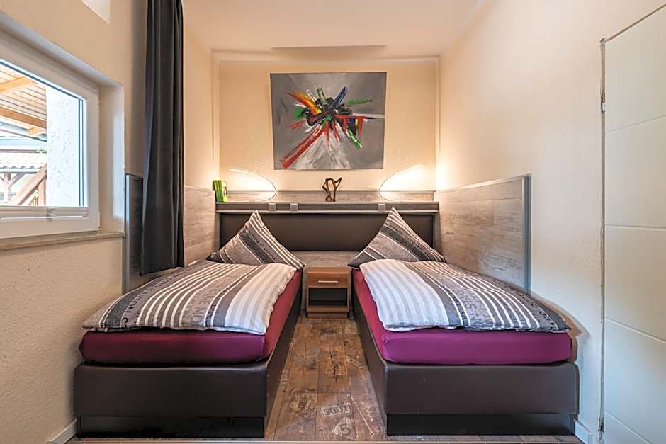 AKZENT Land-Hotel Zum Schwan, Garni WEILERSWIST-METTERNICH, 3 E-LADESTATIONEN, Nähe PHANTASIALAND, PALMENPARADIES Euskirchen